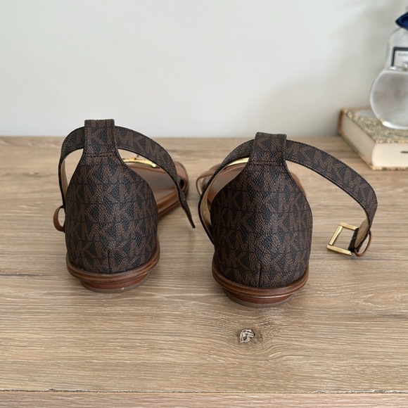Michael Kors Sandal with strap - Picture 2 of 4
